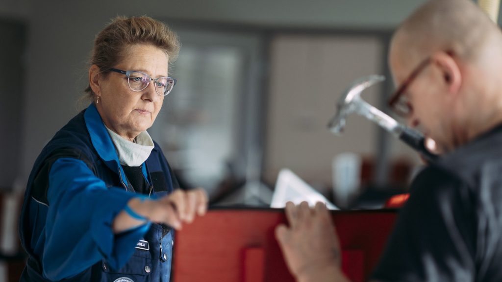 Mies ja nainen naulaavat.