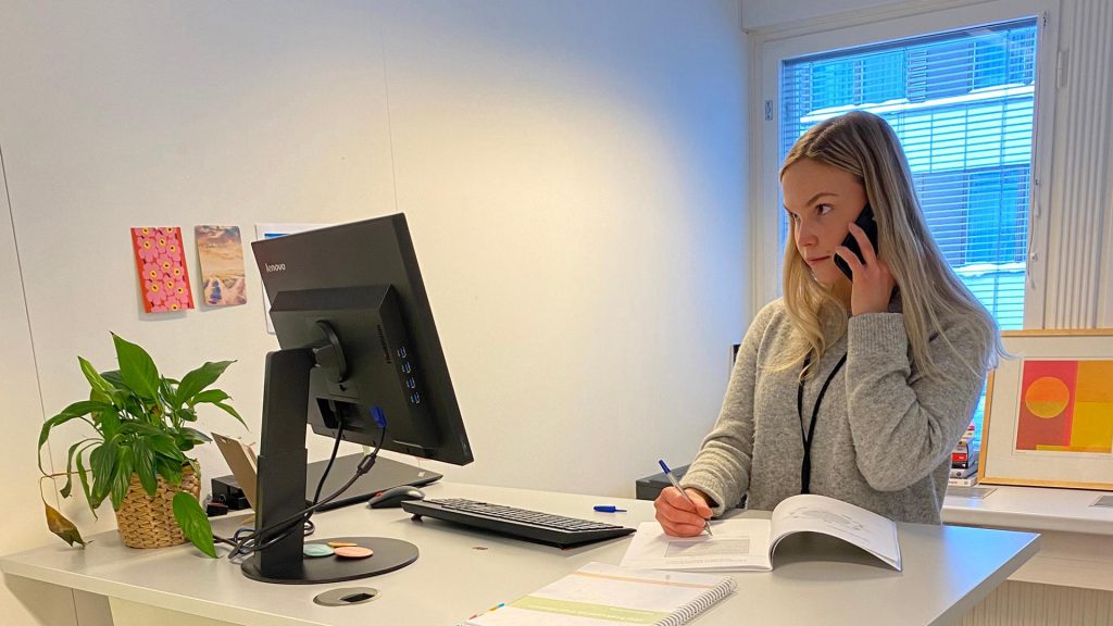 Ri­kos­seu­raa­mus­työn­te­ki­jä työ­pöy­tän­sä ää­res­sä.