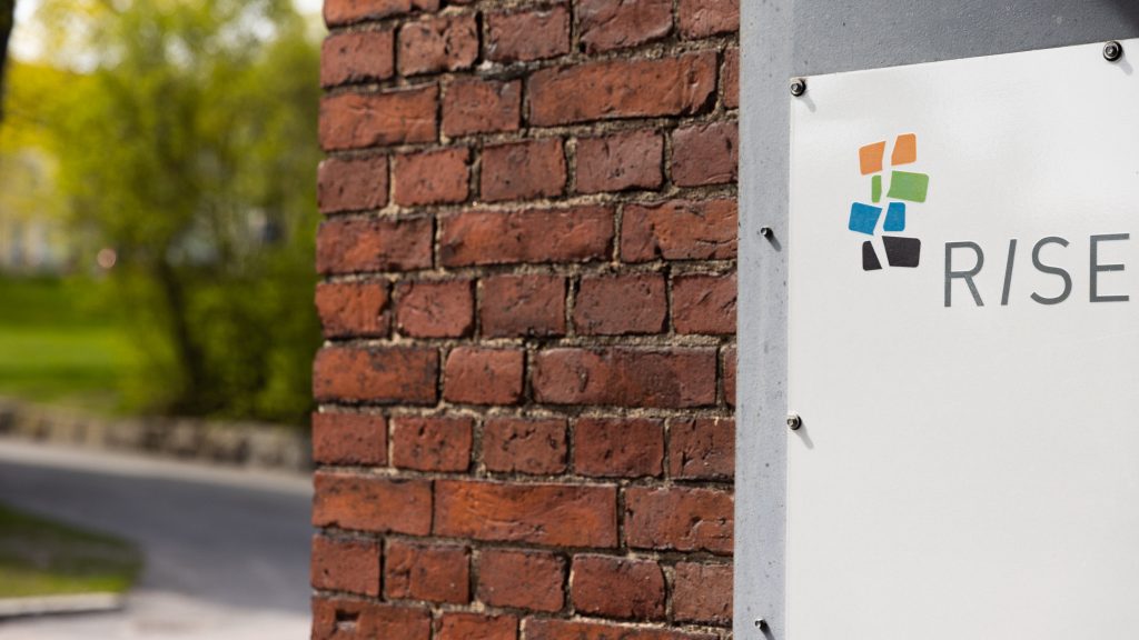 Brottspåföljdsmyndighetens logotyp. Det finns grönska i bakgrunden.