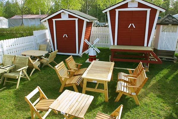 Stolar och bord av trä på fängelsets rastgårdar.