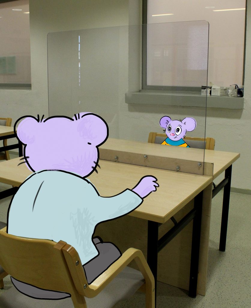 Pieni hiirihahmo istuu pöydän toisella puolella tapaamistilassa. Pöydän toisella puolella istuu selin isompi hiirihahmo. Hahmojen välissä on lasi.
