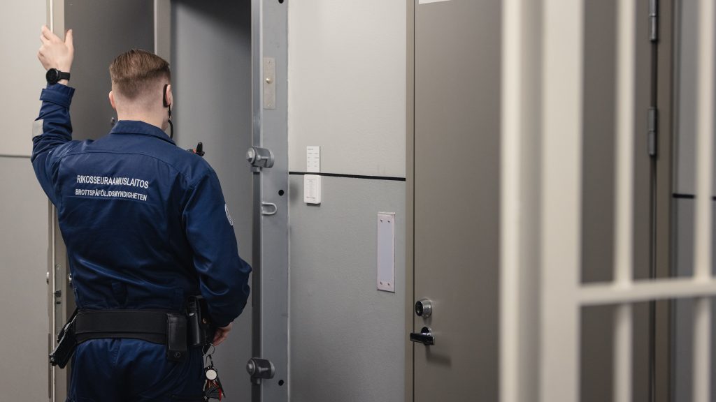 Vartija kurkistaa selliin.