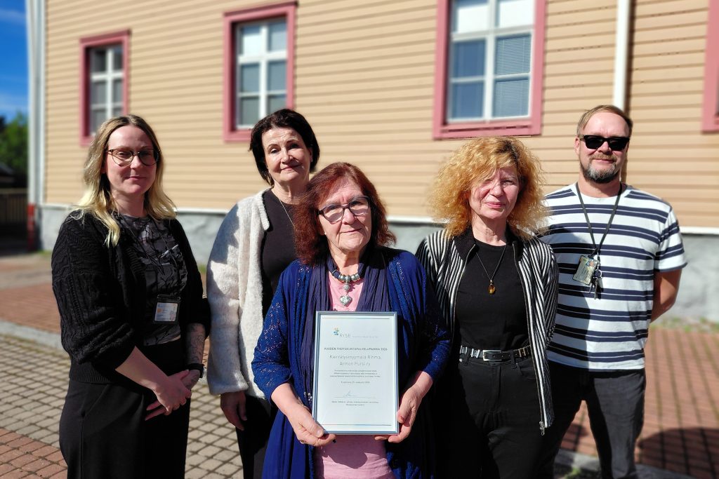Kuvassa yksikönpäällikkö Eija Kamppila, rikosseuraamuskeskusjohtaja Tuula Tarvainen, toiminnanjohtaja Anja Rönkä ja Marianne Lindqvist Armon Pursi ry:stä ja rikosseuraamusesimies Marko Martikainen.